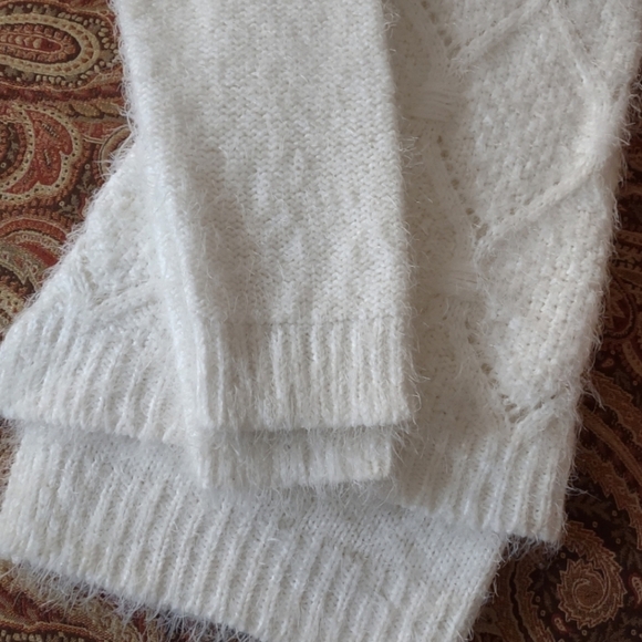 White Fuzzy Sweaterer By Relativity ♥️ - Picture 5 of 9